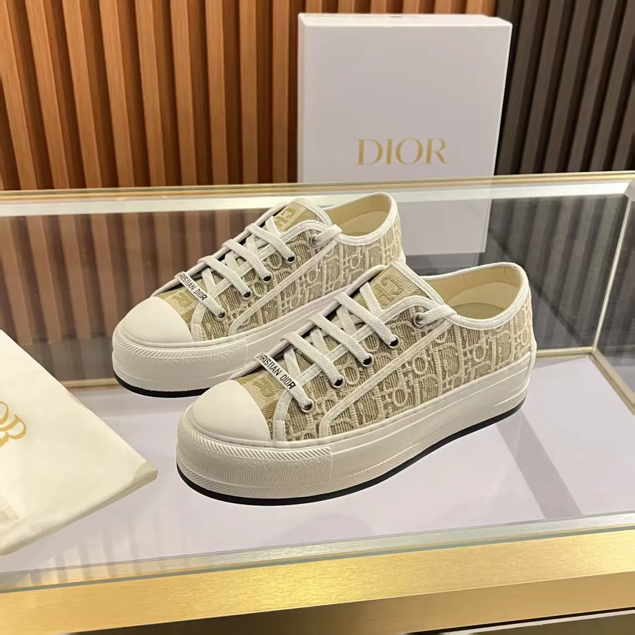 👟👟Ex-factory price 520👟👟 Walk‘n’Dior embroidered mid-top casual shoes are new in 2025. On the fashion stage, Dior embroidered shoes are the well-deserved protagonist. Delicate stitching is used on the upper, every stitch is devoted to the craftsman's efforts, and every thread is woven with artistic poetry. From complex floral patterns to smart geometric textures, embroidery is like the magic that gives shoes life, allowing them to show dynamic beauty even in static conditions.   Wearing Dior embroidered shoes feels like stepping into a dream world full of art. It is not only a pair of shoes, but also a walking piece of art that perfectly integrates fashion and culture. Whether you are strolling on the bustling city streets or attending important social occasions, Dior embroidered shoes can add unique charm to your style and become the focus of everyone's attention.   Choosing Dior embroidered shoes means choosing a persistent pursuit of quality and a unique understanding of fashion. Let it accompany you through every wonderful moment and leave your own fashion mark.  Material: Sheepskin lining, feet, silk cowhide, size 35-41, heel height 5cm